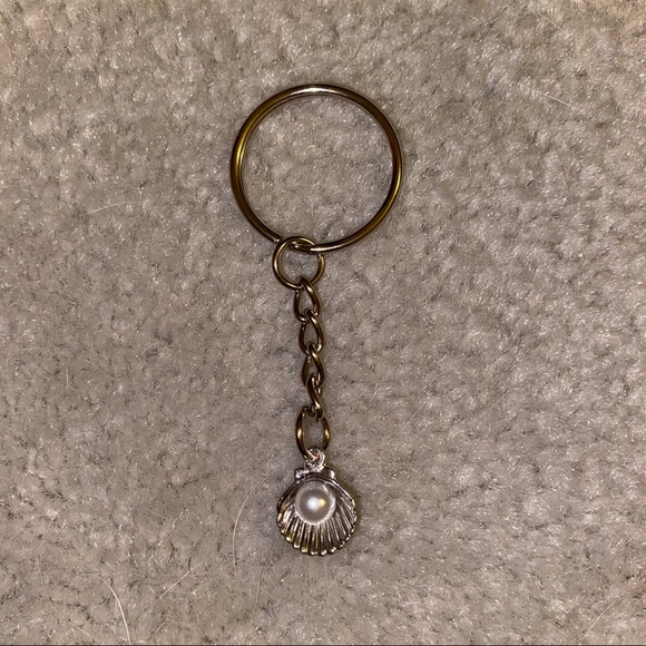Silver seashell pearl keychain clam handmade gift mermaid beach ocean summer - Picture 1 of 2
